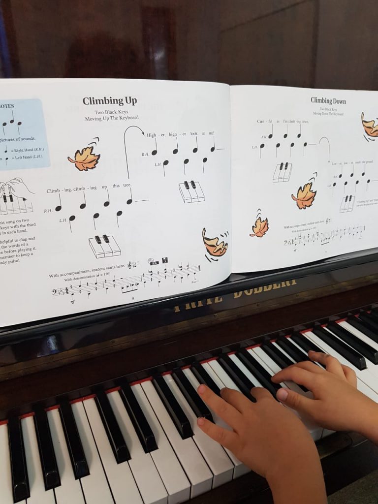 3ª aula aberta com instruções de piano para iniciantes. 